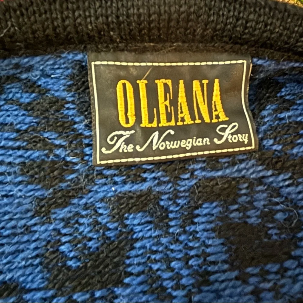 Stunned Oleana wool cropped cardigan sweater. - Picture 4 of 4